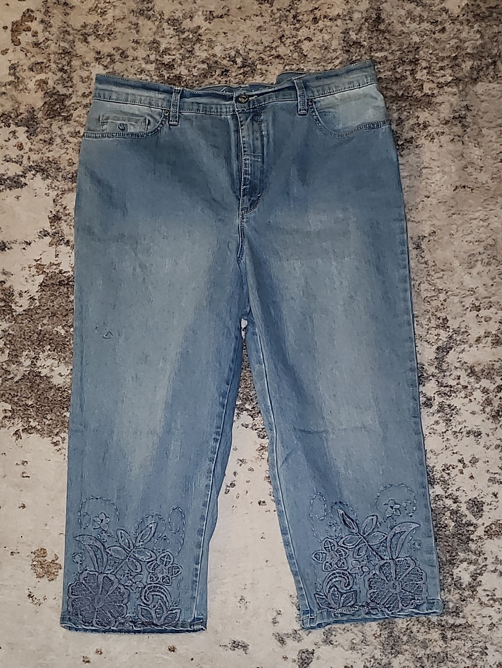 Light Blue Embroidered Women’s Gloria Vanderbilt Jean Capris Size 14